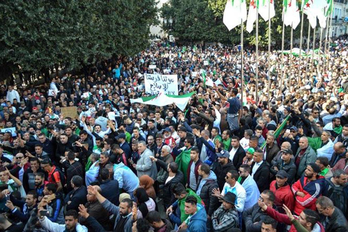 Cezayir halkı Buteflika’nın istifası için sokaklarda